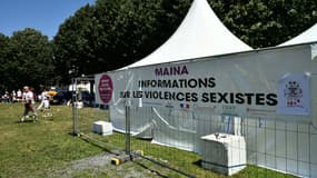 Un point d'information sur les violences sexistes pendant les fêtes de Bayonne, le 27 juillet 2023 dans les Pyrénées-Atlantiques