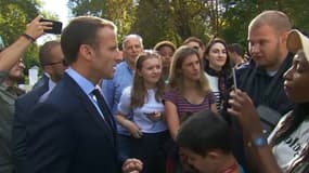 Emmanuel Macron dialogue avec un jeune chômeur, samedi après-midi, dans les jardins de l'Elysée. 