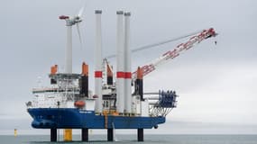 Une première éolienne posée au large de Saint-Nazaire 