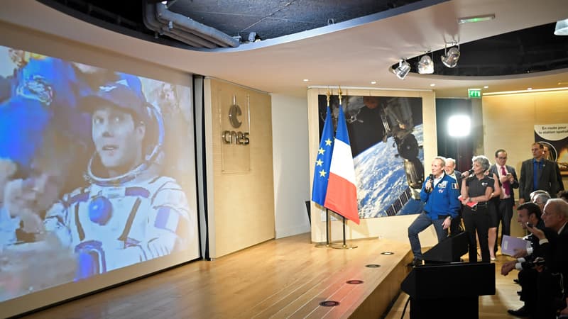 Emmanuel Macron et Thomas Pesquet en discussion. 