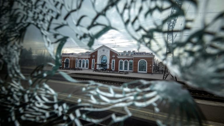 La gare de Kramatorsk après un bombardement qui a tué des dizaines de civils, le 8 avril 2022, dans l'est de l'Ukraine