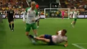 Le tacle de Podolski lors d'un match de futsal.