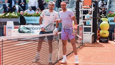 La pose de Rafael Nadal et Pedro Cachin au filet avant leur match du 3e tour à Madrid, le 29 avril 2024.