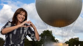 Anne Hidalgo devant la vasque olympique, dans le jardin des Tuileries, le 7 août 2024.