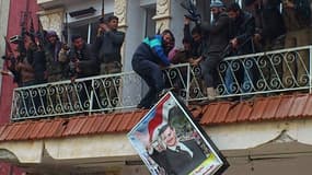 Membres de l'Armée syrienne libre célébrant la prise de la ville d'Helfaya, dans la province de Hama, mardi. En cette fin d'année 2012, la révolte en Syrie semble proche d'un tournant majeur, alors que le régime de Bachar al Assad semble de plus en plus f