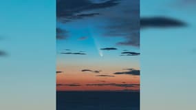La comète C/2023 A3 Tsuchinshan-ATLAS, surnommé la "comète de la décennie", vue au-dessus de Capbreton (Landes), le 12 octobre 2024