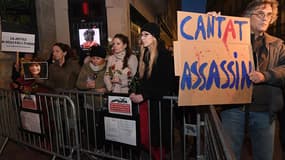Des détracteurs du chanteur Bertrand Cantat s'étaient rassemblés devant la salle de concert Rockstore à Montpellier, où il se produisait, le 12 mars 2018.