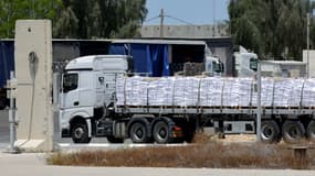 Un camion transportant de l'aide entre dans la bande de Gaza par le point de passage israélien de Kerem Shalom, le 20 mai 2025.