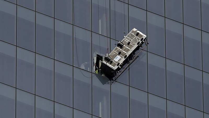 Deux laveurs de carreaux sont restés suspendus une heure trente dans le vide au 69e étage du One World Trade Center, à New York, après qu'un câble de leur nacelle a cédé.