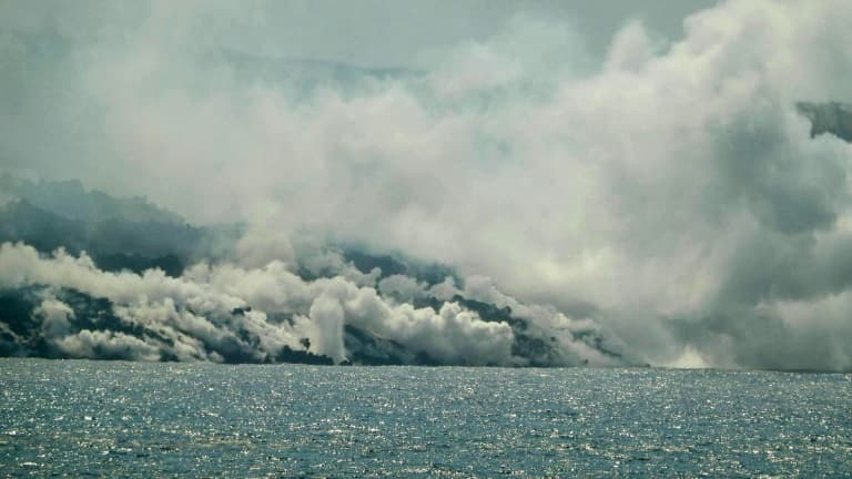 La lave produite par le volcan Cumbre Vieja tombe dans l'océan Atlantique à Tazacorte, sur l'île espagnole de La Palma, aux Canaries, le 30 septembre 2021