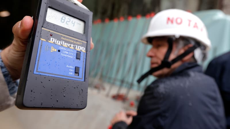 Mesure de la radioactivité avec un compteur geiger. (Illustration)