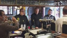 Les prêtres dans le pub "City Arms" de Cardiff au Pays de Galles, le 2 août 2017