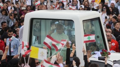 Le pape Léon XIV salue la foule depuis la papamobile à son arrivée pour une messe sur le front de mer de Beyrouth (Liban), lors de son voyage apostolique le 2 décembre 2025.