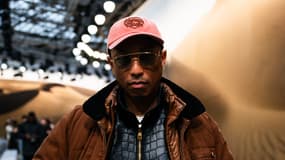 Le chanteur et créateur américain Pharrell Williams pose après le défilé de la collection Sacai Menswear Ready-to-wear Automne-Hiver 2025/2026 dans le cadre de la Fashion Week de Paris, à Paris, le 26 janvier 2025.
