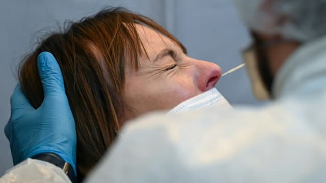 Test au nouveau coronavirus à Roubaix, dans le cadre d'une campagne de tests massive, le 11 janvier 2021