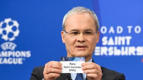 Giorgio Marchetti, le monsieur tirage au sort de l'UEFA, montre le papier avec le nom du PSG