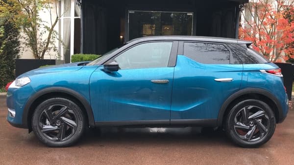 L'aile de requin au niveau de la portière arrière rappelle la citadine DS3. L'aile de requin au niveau de la portière arrière rappelle la citadine DS3.