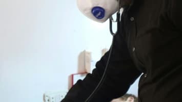 Un médecin syrien auprès d'enfants en soins dans un petit hôpital de la ville de Maaret al-Noman après une attaque au gaz toxique dans la région d'Idleb, le 4 avril 2017 Un médecin syrien auprès d'enfants en soins dans un petit hôpital de la ville de Maaret al-Noman après une attaque au gaz toxique dans la région d'Idleb, le 4 avril 2017