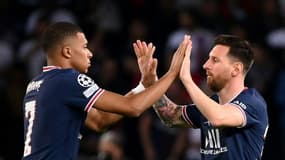 L'attaquant français du PSG, Kylian Mbappé (g.), et son coéquipier argentin Lionel Messi, lors du match de Ligue des champions entre le Paris Saint-Germain et le RB Leipzig, au Parc des Princes, à Paris, le 19 octobre 2021.
