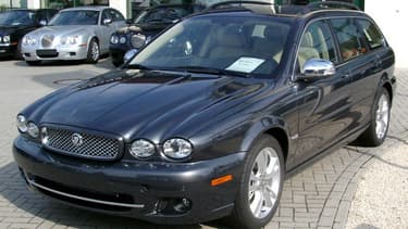 C'est une Jaguar X-Type vert foncée comme celle-ci que la Reine Elisabeth II a vendu récemment incognito.