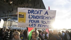 Une femme tient une pancarte "Droit à l'avortement pour toutes les femmes", le 8 mars 2018 à Marseille. 