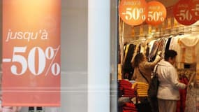 Le premier bilan des soldes d'hiver sur quinze jours se révèle négatif pour le secteur de l'habillement, avec des ventes en recul de 2% par rapport à l'année dernière. /Photo prise le 9 janvier 2013/REUTERS/Christian Hartmann