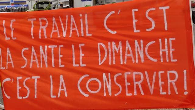 Une banderole lors d'une manifestation contre l'augmentation du nombre de dimanche travaillé