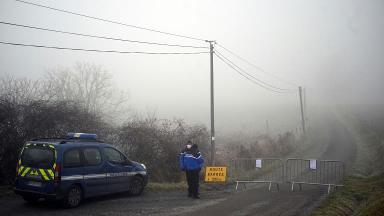 Des policiers bloquent une route menant à une ferme abandonnée lors de nouvelles recherches pour trouver le corps de Delphine Jubillar, le 17 janvier 2022 à Cagnac-les-Mines, dans le Tarn