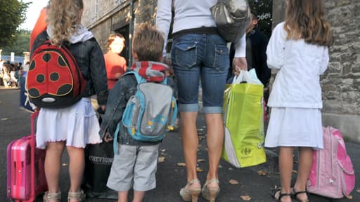 Pour les foyers ne touchant pas de pension alimentaire, le gouvernement réfléchit à porter l'allocation de soutien familial de 80 à 100 euros.