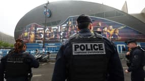 Les forces de l'ordre en patrouille devant le Parc des Princes à la veille du match PSG-Barcelone, le 9 avril 2024 
