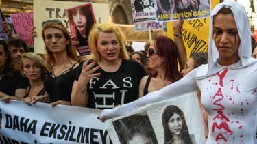 Manifestation de militants de la cause transgenre à Istanbul, le 21 août 2016, après le meurtre barbare d'une transsexuelle au début du mois. "Je veux vivre", pouvait-on lire écrit en lettres rouges sur la personne au premier plan.