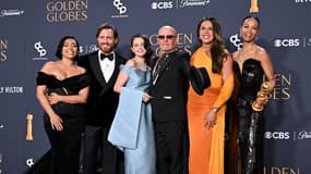 L'actrice Adriana Paz, l'acteur Edgar Ramirez, la chanteuse Selena Gomez, Jacques Audiard, l'actrice Karla Sofia Gascon et l'actrice Zoe Saldana sacrés pour "Emilia Perez" aux Golden Globe de Beverly Hills, le 5 janvier 2025.