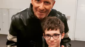 Denis Brogniart et Maxence, le jeune autiste qui aura bientôt 18 ans. 