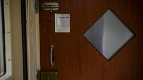 La porte d'une chambre d'isolement dans un hôpital psychiatrique (illustration).