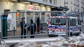 Le président François Hollande, le Premier ministre Manuel Valls et la maire de Paris Anne Hidalgo ont dévoilé mardi matin une plaque "à la mémoire des victimes de l'attentat antisémite du 9 janvier 2015 perpétré dans les locaux du magasin Hyper Cacher - Mardi 5 janvier 2016 - Photo d'illustration