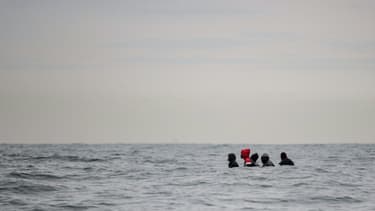 Des migrants embarqués sur une embarquation entre deux vagues au cap Blanc-Nez dans le Pas-de-Calais le 27 août 2020 (photo d'illustration)