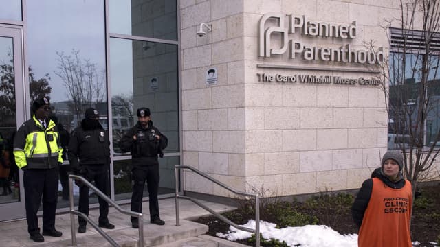 Dans l'État américain du Washington, devant un planning familial protégé par des policiers, alors qu'une manifestation anti-avortement se déroule devant, le 17 janvier 2019