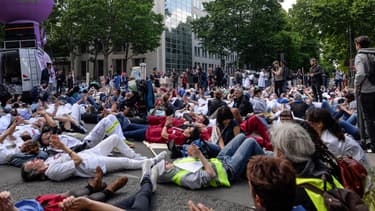 Des personnels d'urgences demandant ce 6 juin 2019 à Paris plus d'effectifs et une augmentation des salaires.