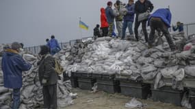 Des civils remplissant des sacs de sable le long de la plage d'Odessa, au sud de l'Ukraine, le 7 mars 2022.