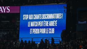 Le message d'avertissement diffusé au Parc des Princes pendant le derby parisien en raison de chants insultants, 4 janvier 2026
