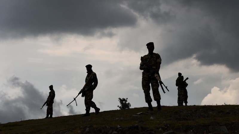 Des soldats burundais patrouillent près de la capitale Bujumbura, le 5 juin 2015