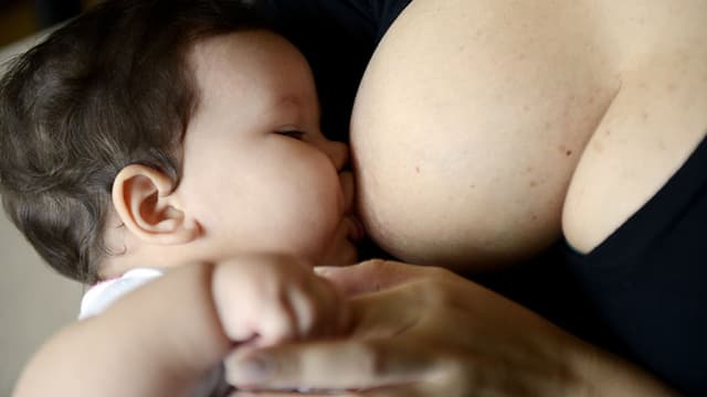 Image d'illustration - Une femme en train d'allaiter son bébé