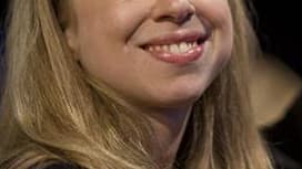 Chelsea Clinton, fille de l'ancien président américain Bill Clinton et de l'actuelle secrétaire d'Etat Hillary Clinton, va travailler pour NBC, a annoncé lundi le réseau télévisé américain. Elle racontera "les histoires de personnes ordinaires faisant des