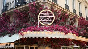 La façade d'un café à Paris.