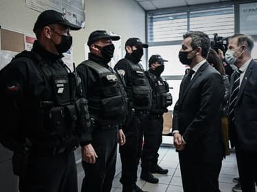 Gérald Darmanin rend visite à des policiers à Bordeaux le 25 mars 2021