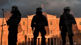La police monte la garde devant le parlement grec à Athènes, le 2 mars 2021. (Photo d'illustration)