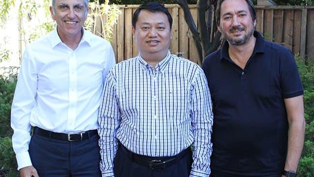 Les deux cofondateurs de la start-up eDevice,  Marc Berrebi (à gauche sur la photo) et Stéphane Schinazi (à droite) entourent M.Liu fondateur d'iHealth, leur nouvel actionnaire majoritaire chinois.