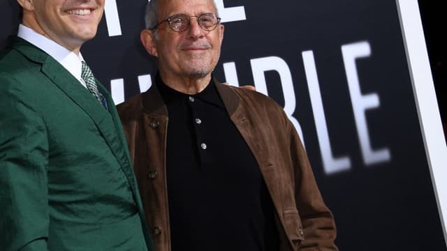 Le magnat d'Hollywood Ron Meyer, à droite.