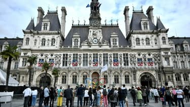 Le drapeau olympique devant la mairie de Paris en vue des Jeux olympiques de Paris-2024 au lendemain de la cérémonie de clôture des JO de Tokyo, à Paris, le 9 août 2021