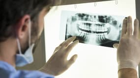 En appliquant un médicament dédié à la lutte contre la maladie d'Alzheimer, des scientifiques ont permis à une dent de se reconstituer naturellement (photo d'illustration)